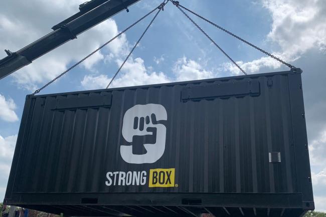 outdoor fitnesscontainer op een school